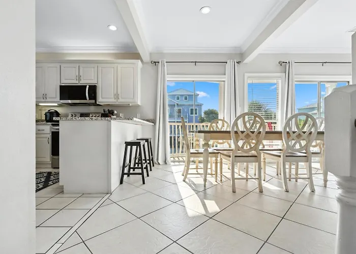 Apartment Dog Friendly 3 Bedroom House - Lagoon Front Neighborhood - Free Daily Activities *
