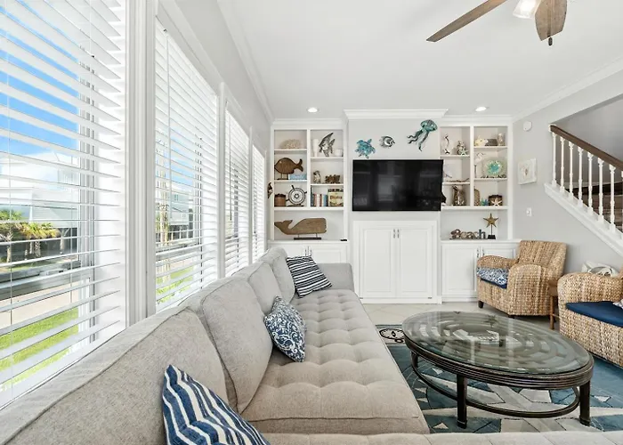 Dog Friendly 3 Bedroom House - Lagoon Front Neighborhood - Free Daily Activities *
