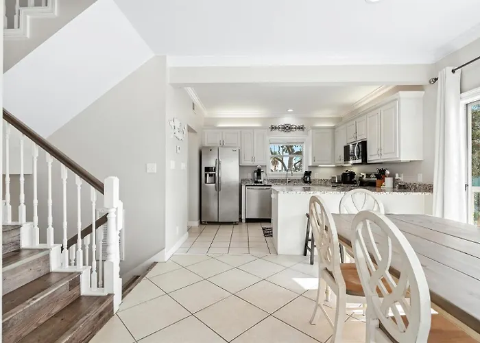 Dog Friendly 3 Bedroom House - Lagoon Front Neighborhood - Free Daily Activities *