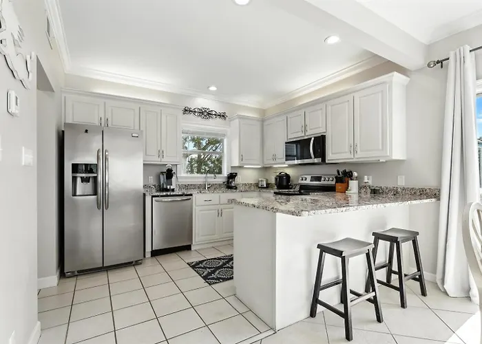 Dog Friendly 3 Bedroom House - Lagoon Front Neighborhood - Free Daily Activities * Gulf Shores