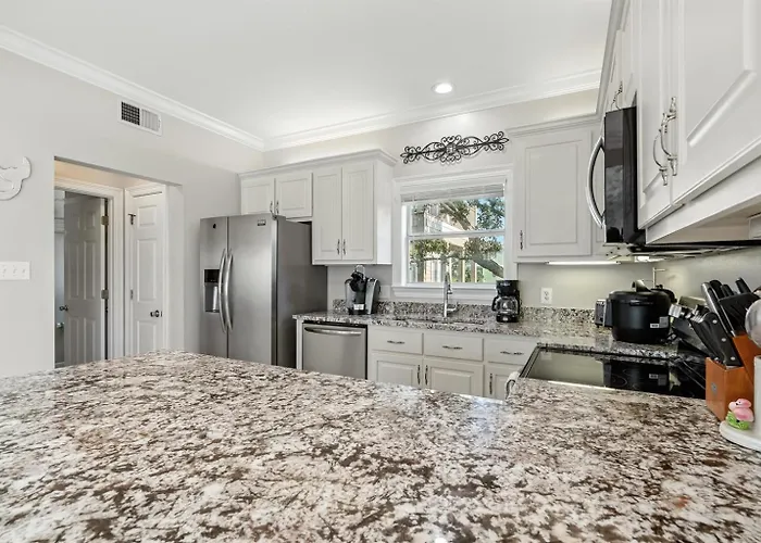 Dog Friendly 3 Bedroom House - Lagoon Front Neighborhood - Free Daily Activities * Gulf Shores