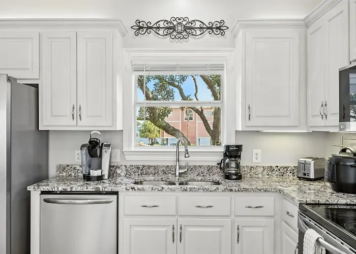 Dog Friendly 3 Bedroom House - Lagoon Front Neighborhood - Free Daily Activities Apartment