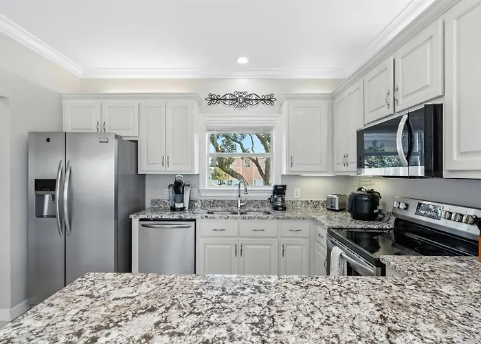 Dog Friendly 3 Bedroom House - Lagoon Front Neighborhood - Free Daily Activities Apartment *
