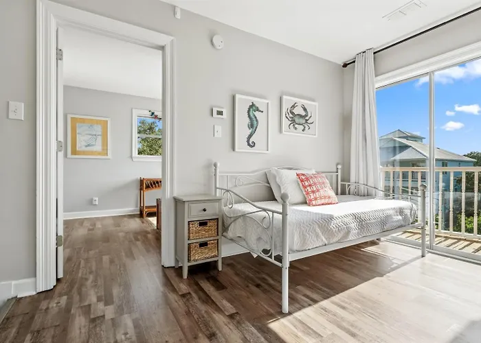 Dog Friendly 3 Bedroom House - Lagoon Front Neighborhood - Free Daily Activities *