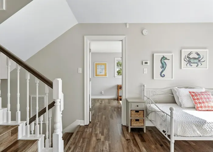 Dog Friendly 3 Bedroom House - Lagoon Front Neighborhood - Free Daily Activities