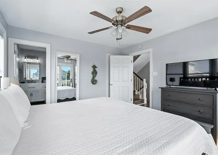 Dog Friendly 3 Bedroom House - Lagoon Front Neighborhood - Free Daily Activities *