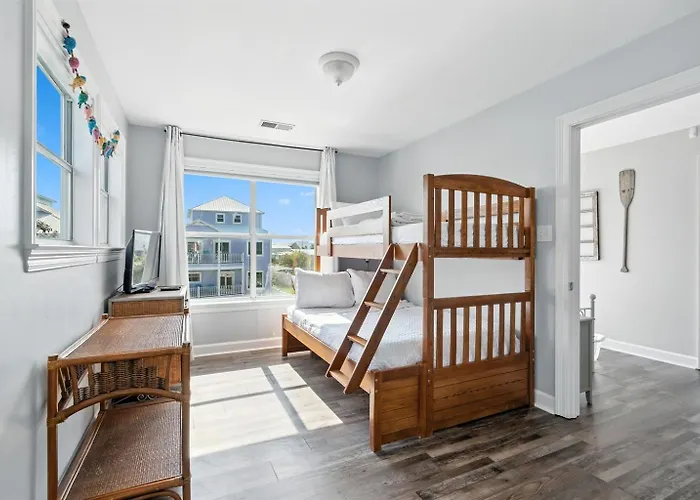Dog Friendly 3 Bedroom House - Lagoon Front Neighborhood - Free Daily Activities