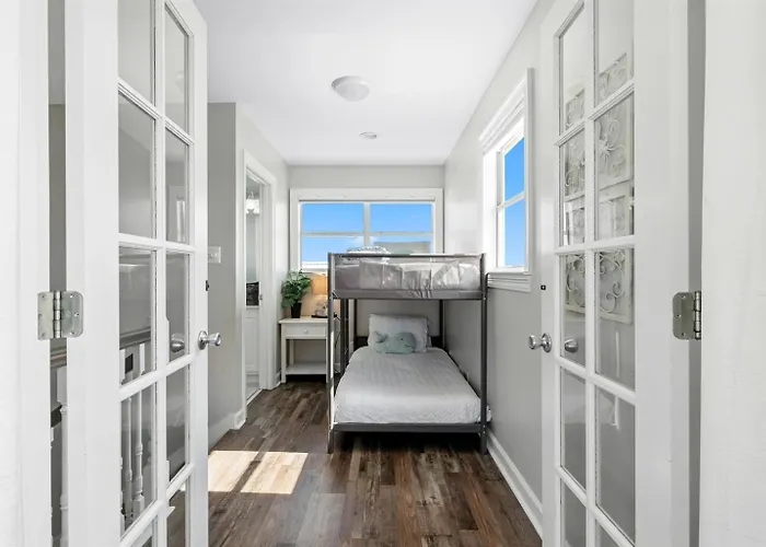 Apartment Dog Friendly 3 Bedroom House - Lagoon Front Neighborhood - Free Daily Activities *