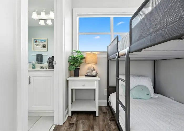 Dog Friendly 3 Bedroom House - Lagoon Front Neighborhood - Free Daily Activities * Gulf Shores