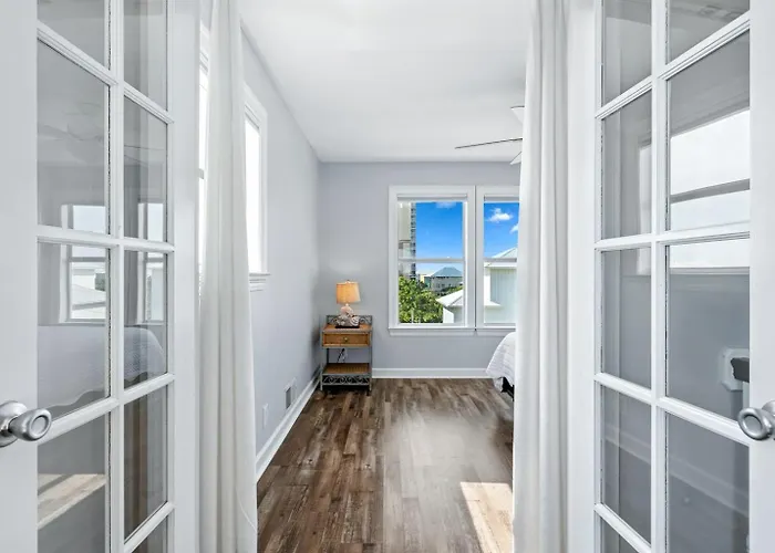 Dog Friendly 3 Bedroom House - Lagoon Front Neighborhood - Free Daily Activities Apartment