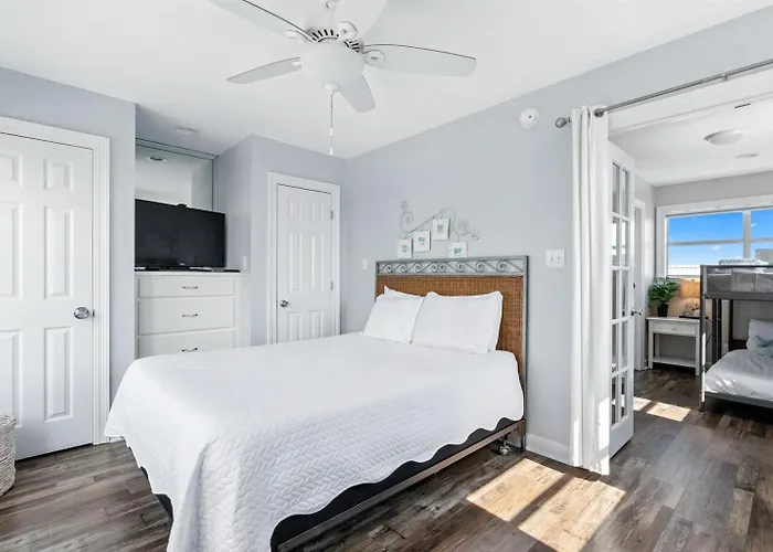 Dog Friendly 3 Bedroom House - Lagoon Front Neighborhood - Free Daily Activities *