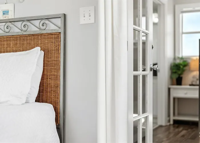 Dog Friendly 3 Bedroom House - Lagoon Front Neighborhood - Free Daily Activities * Gulf Shores