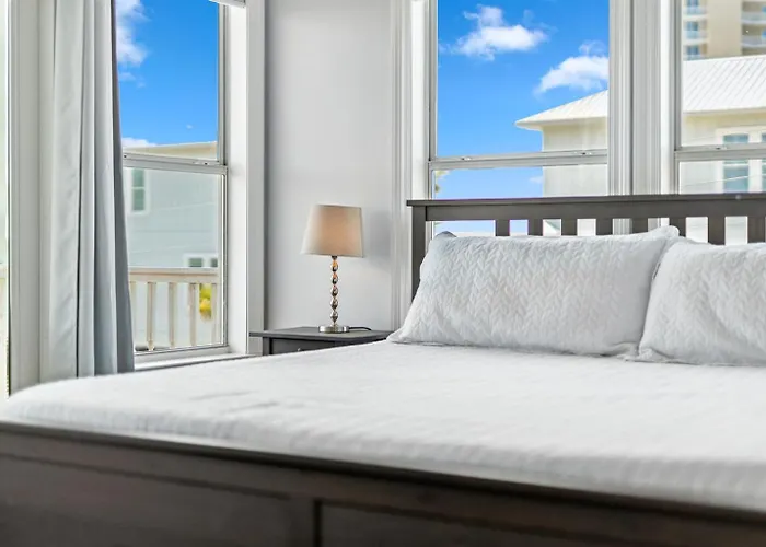 Dog Friendly 3 Bedroom House - Lagoon Front Neighborhood - Free Daily Activities * Gulf Shores