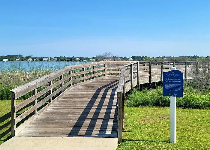 Dog Friendly 3 Bedroom House - Lagoon Front Neighborhood - Free Daily Activities * Gulf Shores